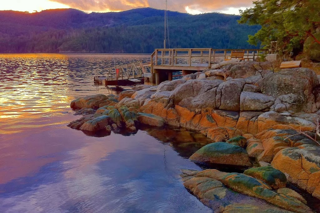 Coracle Cove Waterfront Suite | 6055 Coracle Dr, Sechelt, BC V0N 3A4, Canada | Phone: (604) 885-3790