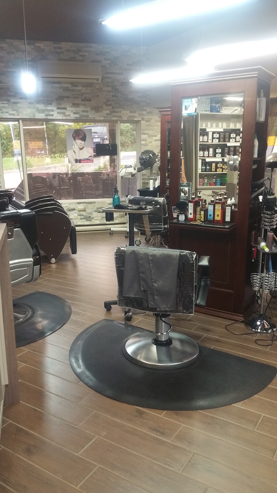 Coiffure Bella Moda | Next to BMO, 125-555 Boulevard de Sainte-Adèle, Sainte-Adèle, QC J8B 1A7, Canada | Phone: (450) 229-5147