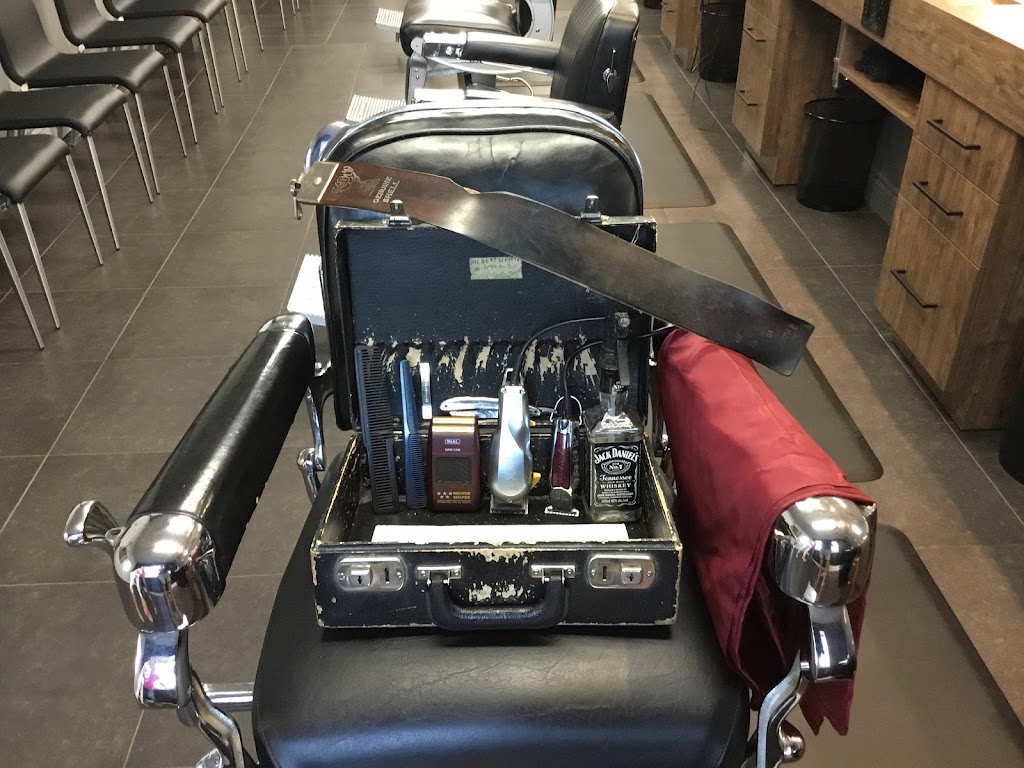 Chez Éric Barber Shop | 3119 Chem. dOka, Sainte-Marthe-sur-le-Lac, QC J0N 1P0, Canada | Phone: (450) 623-9880