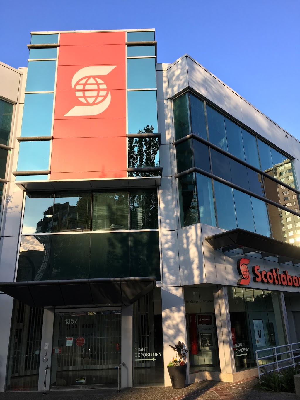 Scotiabank | 1357 Lonsdale Ave, North Vancouver, BC V7M 2H7, Canada | Phone: (604) 981-7500