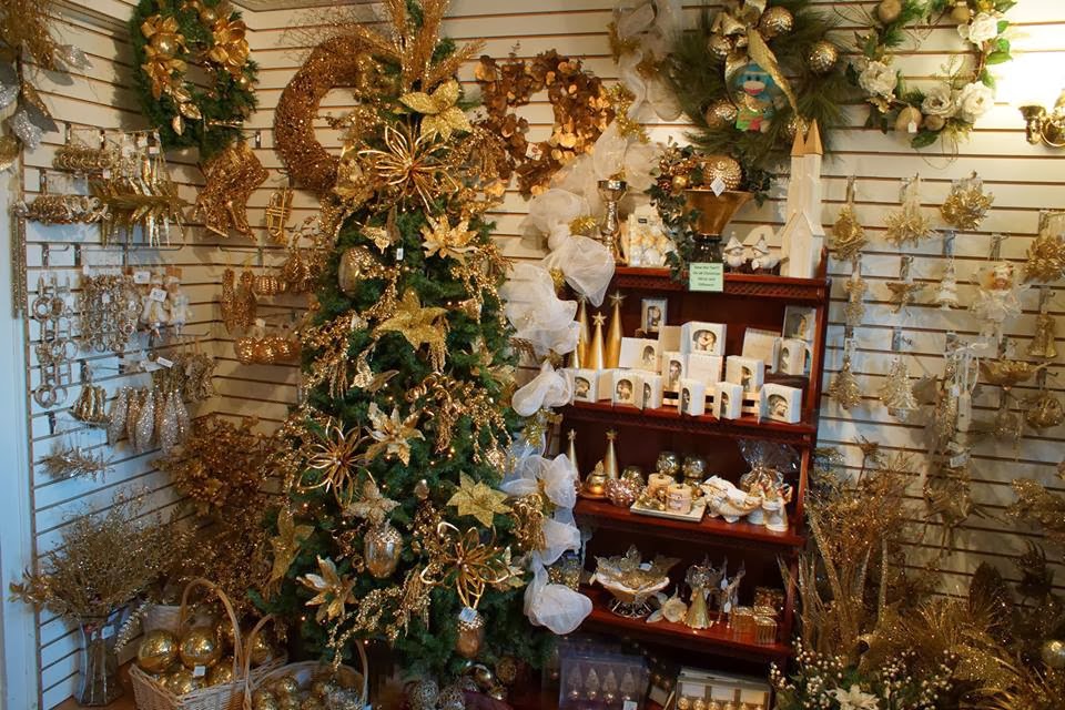 Coles Christmas Cottage | 141 Main St E, Grimsby, ON L3M 1P1, Canada | Phone: (905) 945-2219