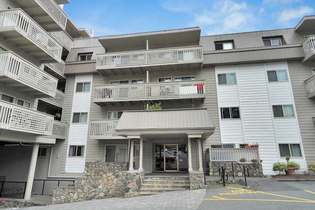 Macaulay East Apartments | 948 Esquimalt Rd, Victoria, BC V9A 3M7, Canada | Phone: (236) 237-1930