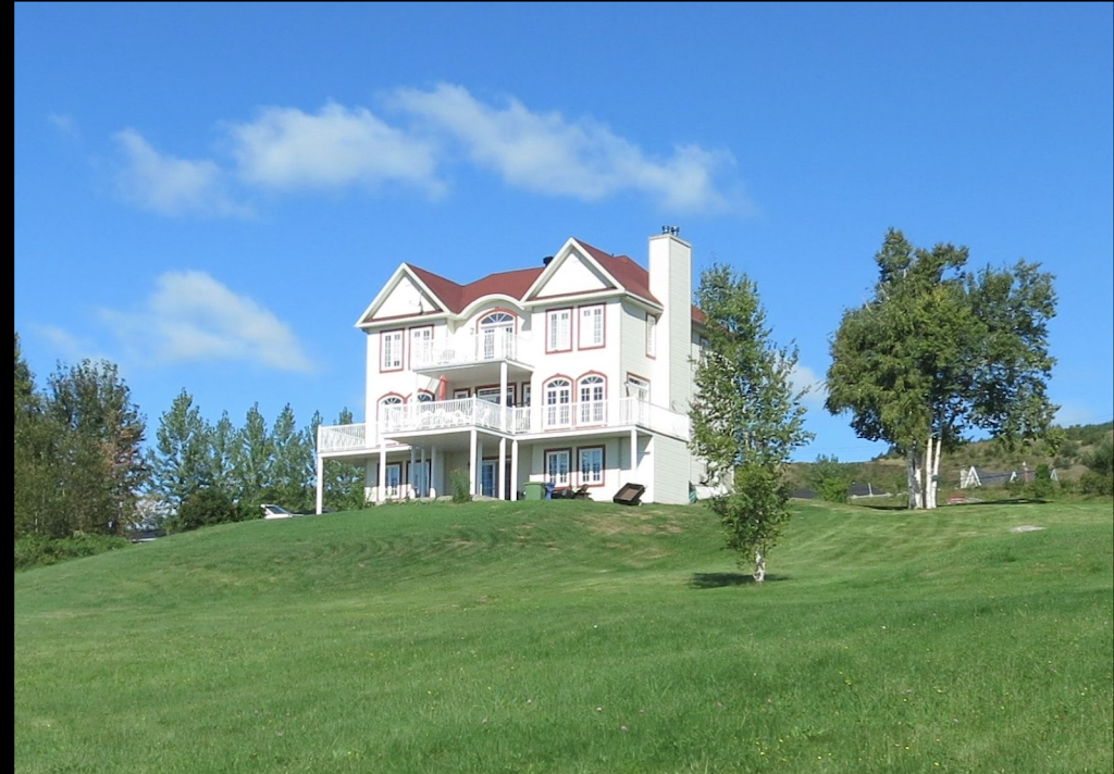 La Villa T | 944 Bd Malcolm-Fraser, La Malbaie, QC G5A 2M8, Canada | Phone: (418) 928-7931