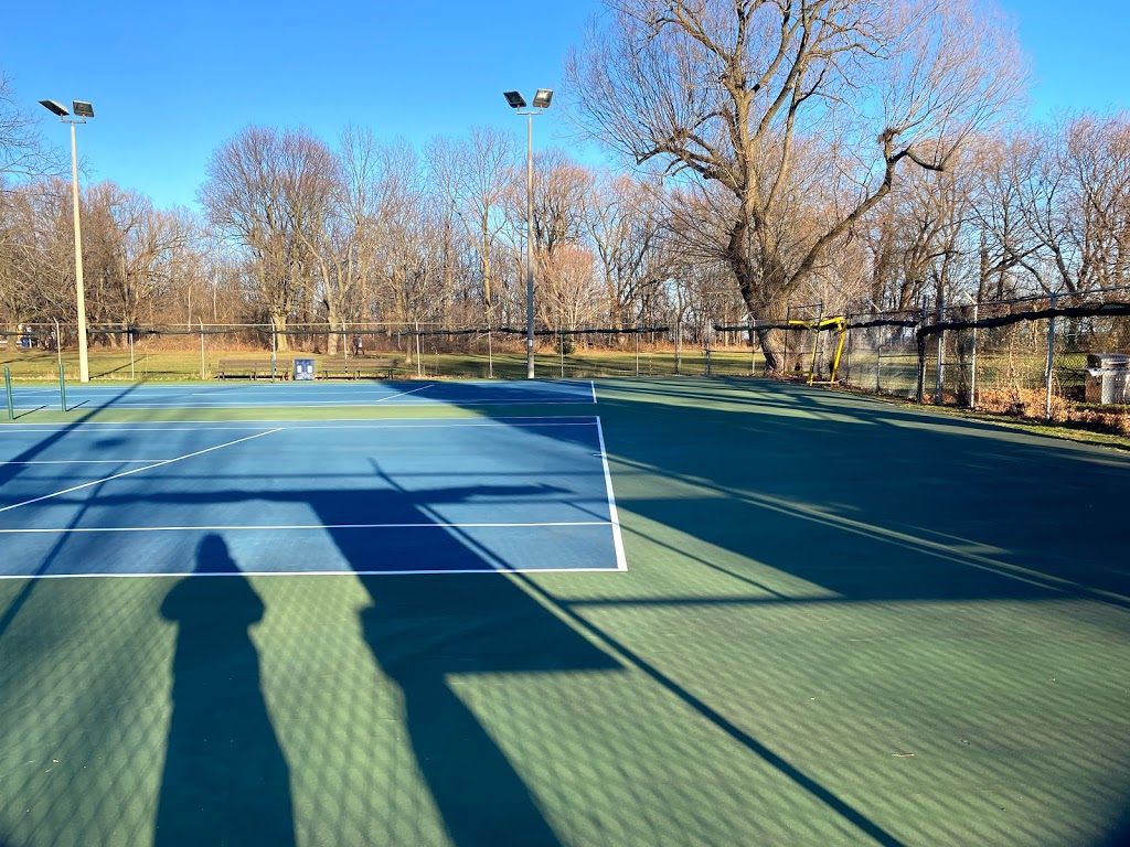 Scarborough Bluffs Tennis Club | 2 Cecil Crescent, Scarborough, ON M1M 1A4, Canada | Phone: (416) 261-0699