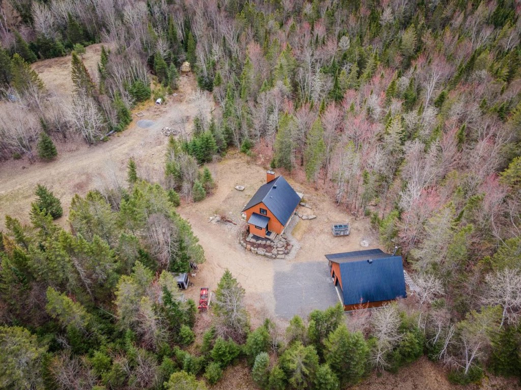 Gite du Viking | 551 Chemin David, Lac-Supérieur, QC J0T 1J0, Canada | Phone: (514) 232-9006