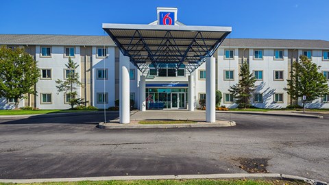 Motel 6 Toronto East - Whitby | 165 Consumers Dr, Whitby, ON L1N 1C4, Canada | Phone: (905) 665-8883