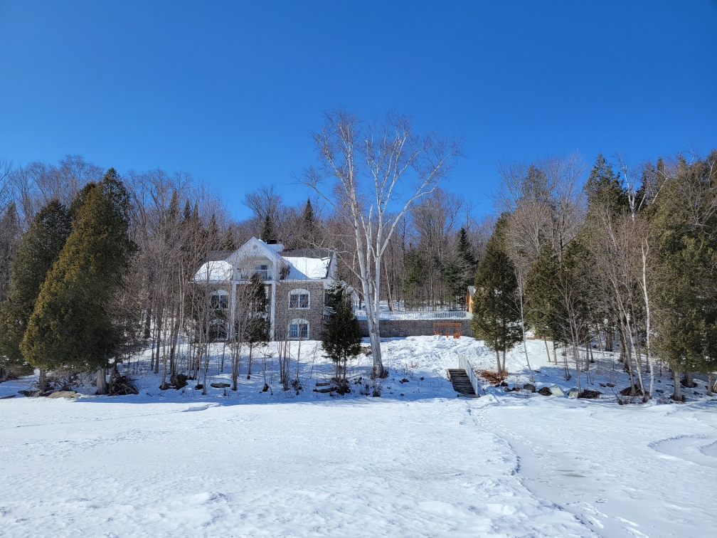 Chalet de Prestige | 1544 Chemin Ste Marie, Lac-aux-Sables, QC G0X 1M0, Canada | Phone: (514) 465-0073