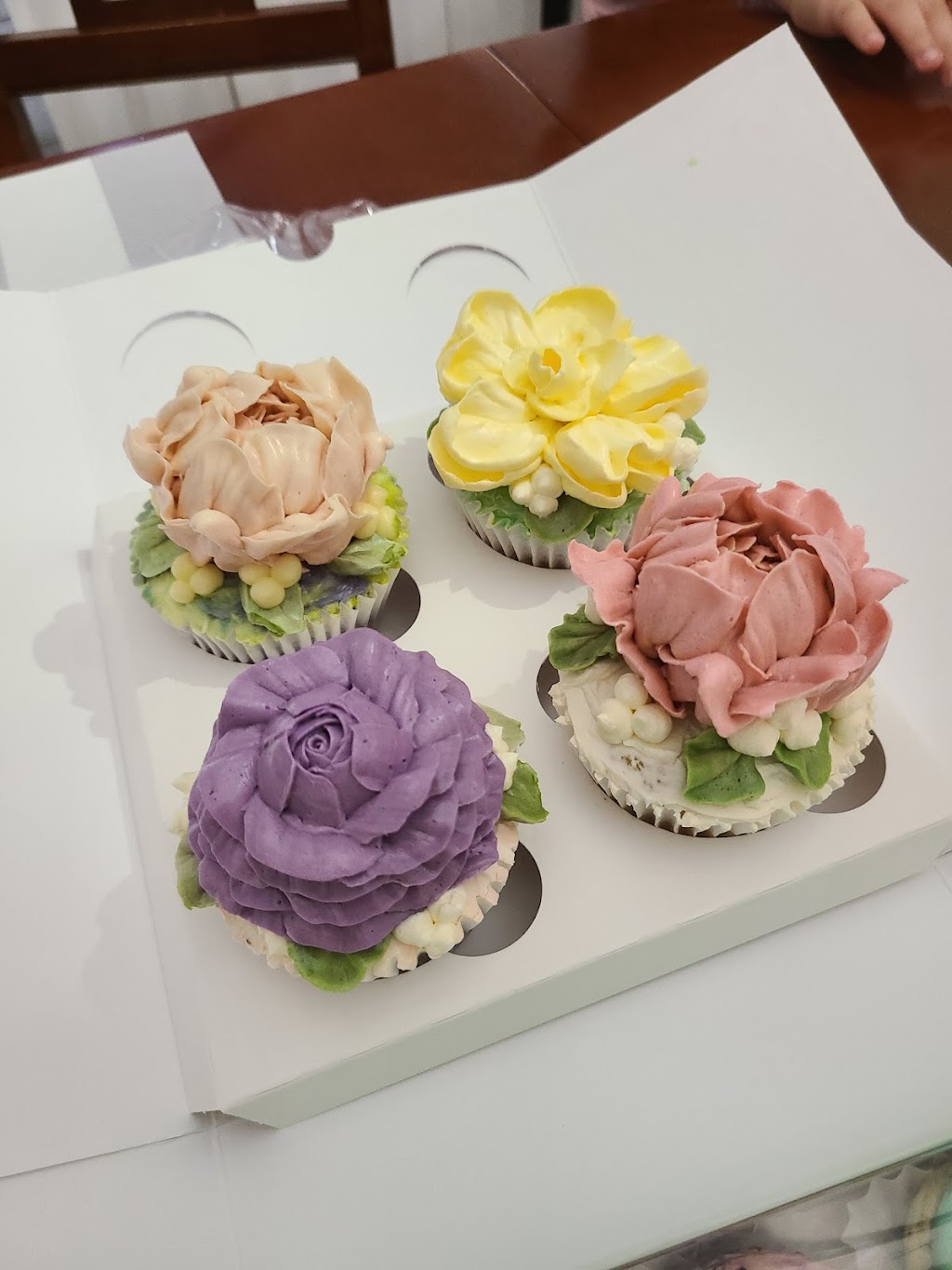 The Flower Cake Café | 20 St Patrick St, Toronto, ON M5T 2Y4, Canada | Phone: (416) 792-5880