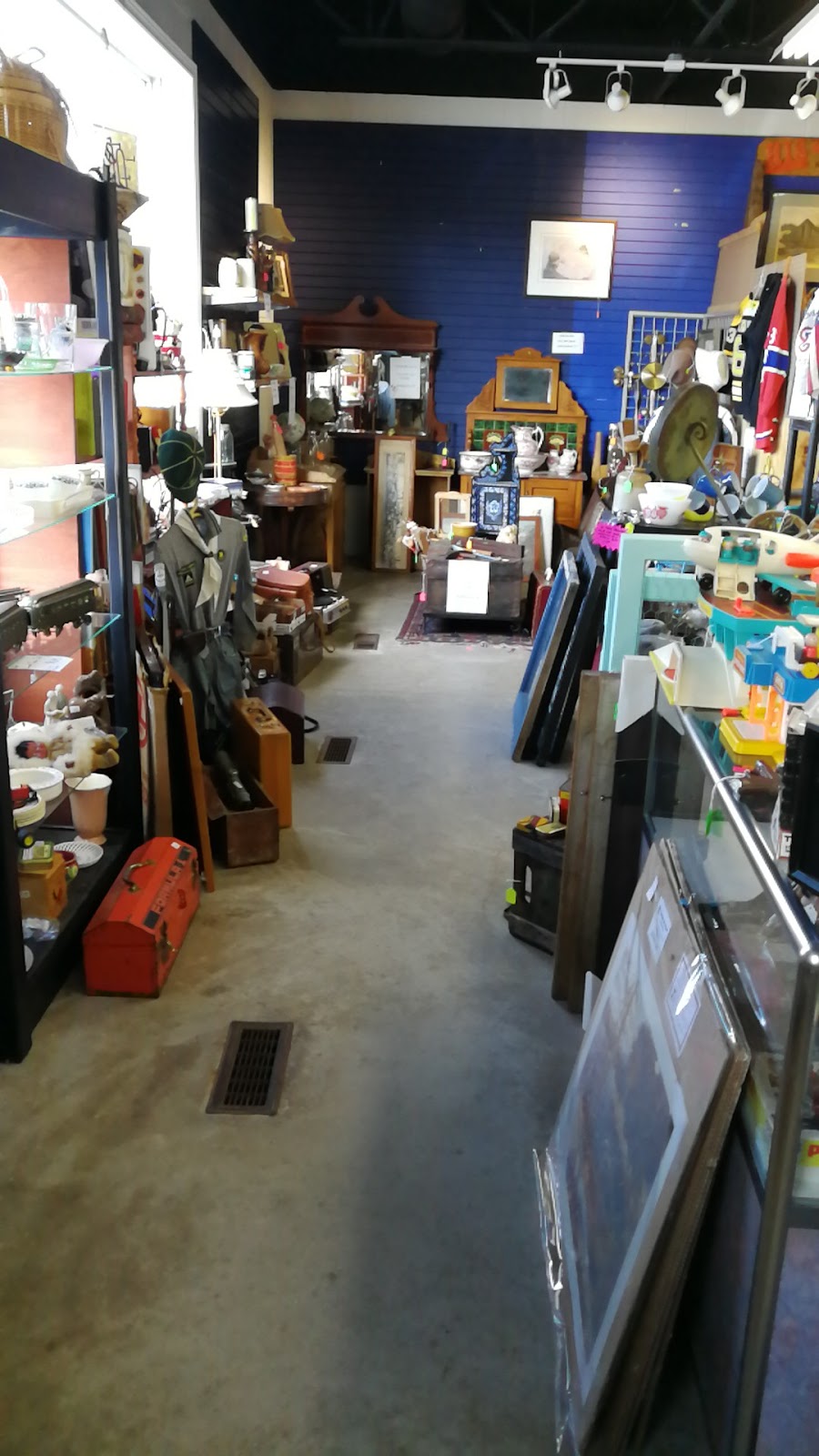 Antiques Mall On 11 North | 3823 Campbell Rd, Severn, ON L3V 6H3, Canada | Phone: (705) 327-5000