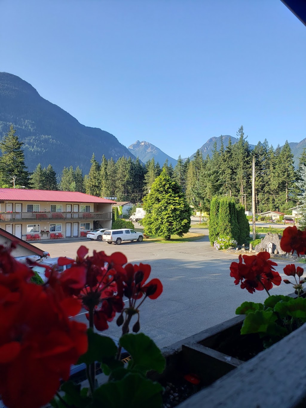 Red Roof Inn Motel | 477 Fraser Ave, Hope, BC V0X 1L0, Canada | Phone: (604) 869-2446