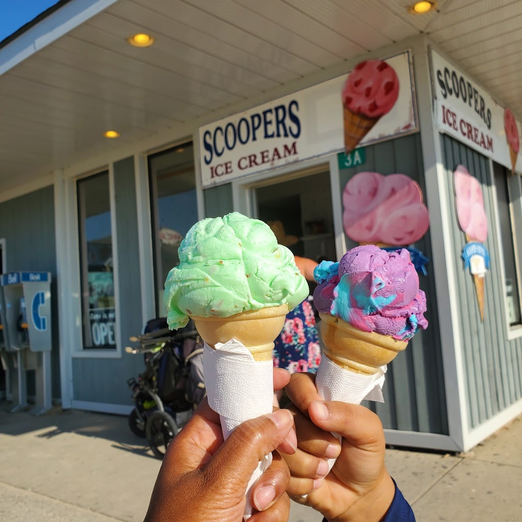 Scoopers | 3 Lakeshore Blvd N, Sauble Beach, ON N0H 2G0, Canada | Phone: (519) 422-3792