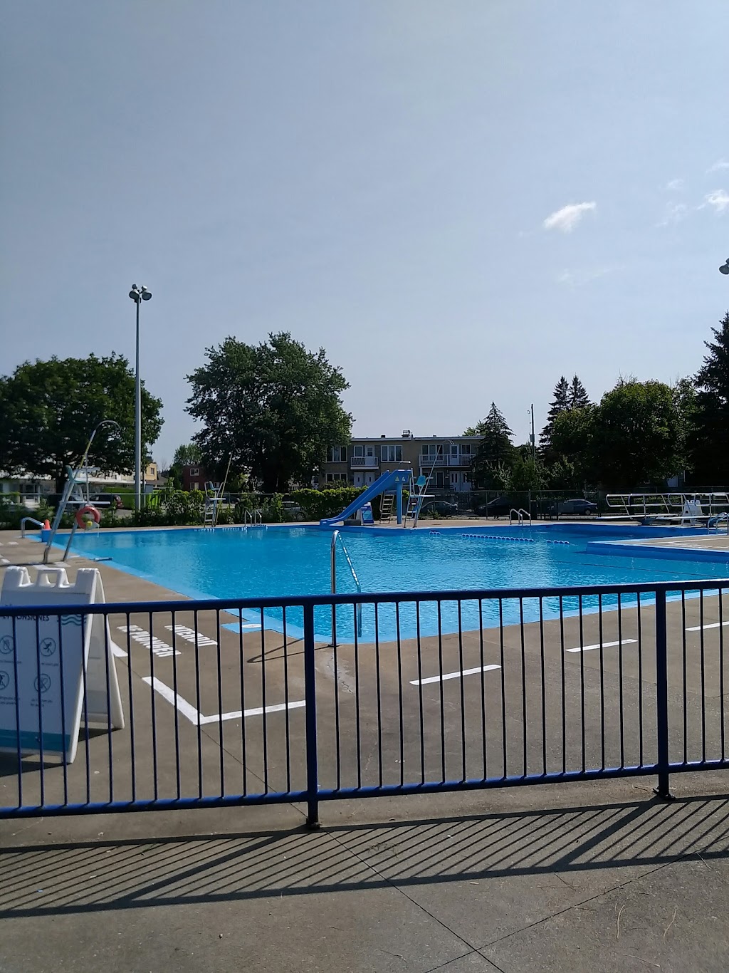 Piscine Saint-Claude | 99 7e Rue, Laval, QC H7N 2C8, Canada | Phone: (450) 662-5054