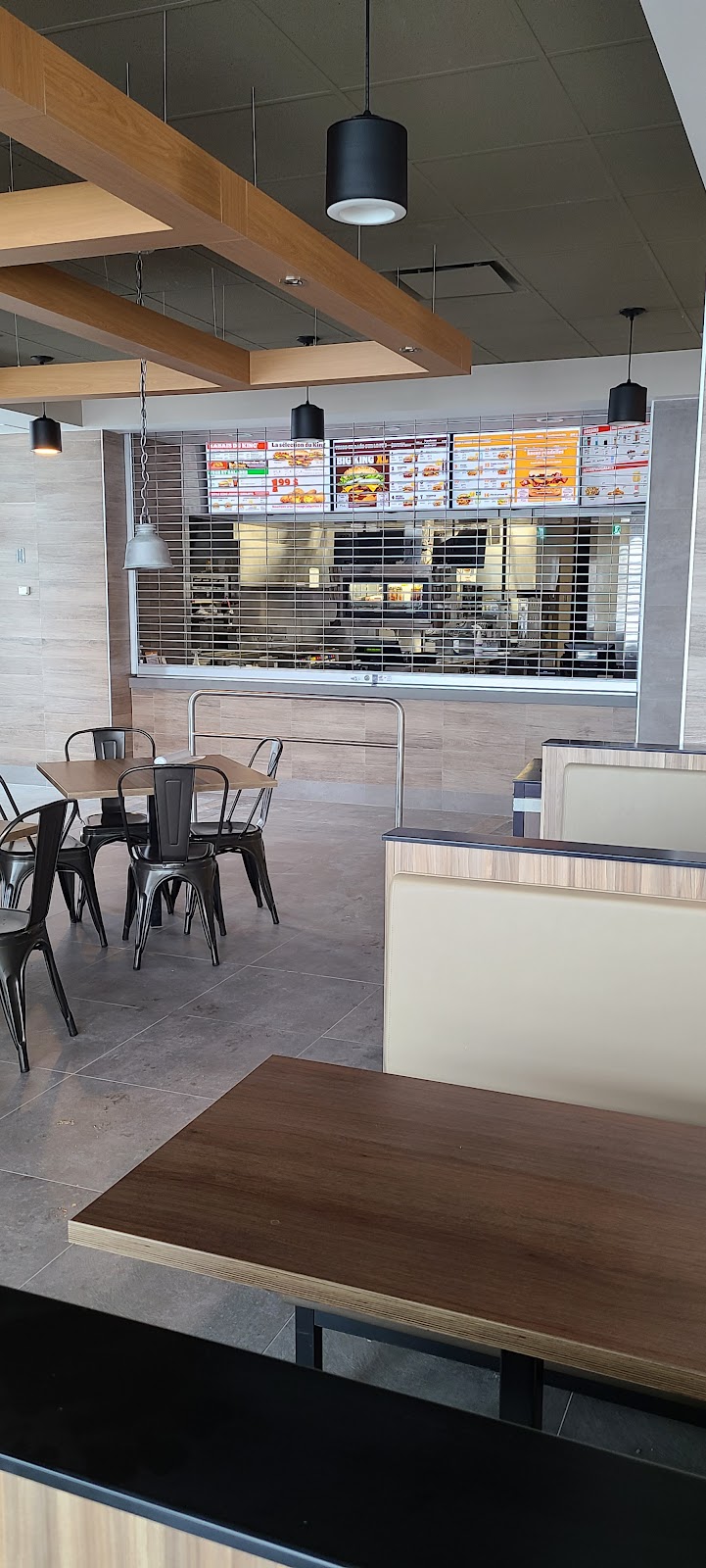 Burger King | 400 Mnt des Pionniers, Lachenaie, QC J6V 1N9, Canada | Phone: (450) 585-8668