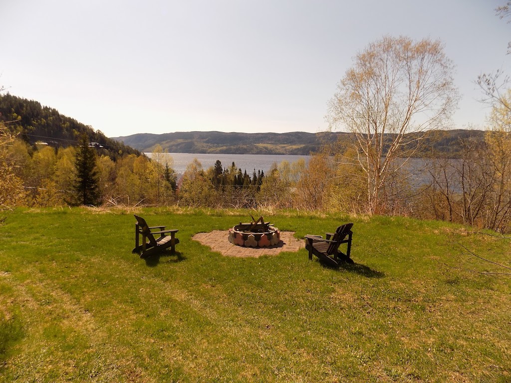 Villa de la Montagne sur le Fjord | 711 Rue de la Montagne, Sainte-Rose-du-Nord, QC G0V 1T0, Canada | Phone: (438) 813-3664