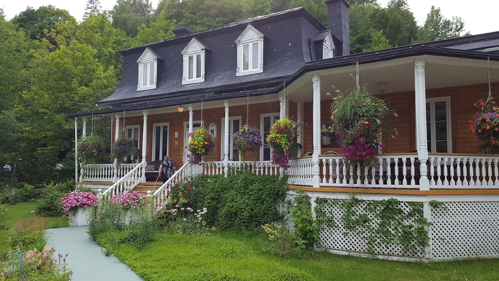 Auberge Du Sault-A-La-Puce | 8365 Ave Royale, Château-Richer, QC G0A 1N0, Canada | Phone: (418) 824-5659