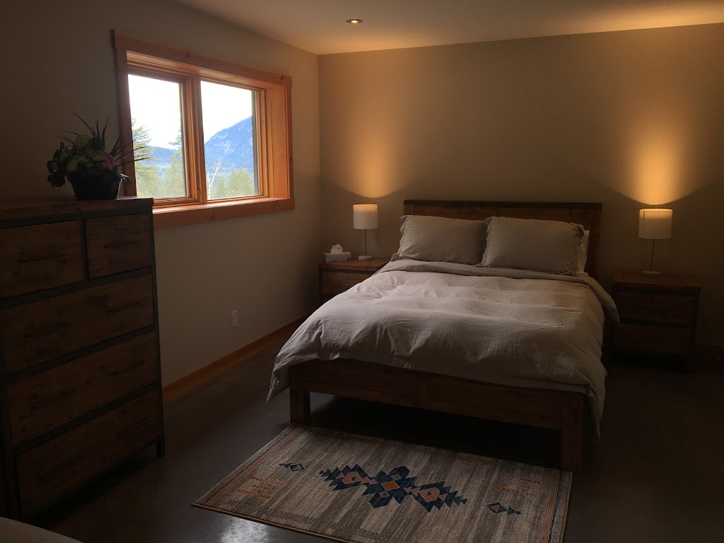 Pillows Lodge | 1917 Mount McPherson Dr, Revelstoke, BC V0E 2S0, Canada | Phone: (250) 814-3934