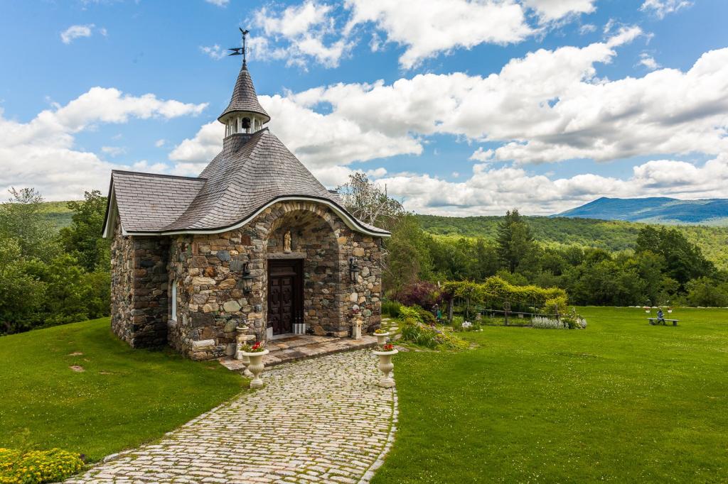 Vignoble Chapelle Ste Agnès Vineyard | 2565 Route Scenic, Sutton, QC J0E 2K0, Canada | Phone: (450) 538-0303