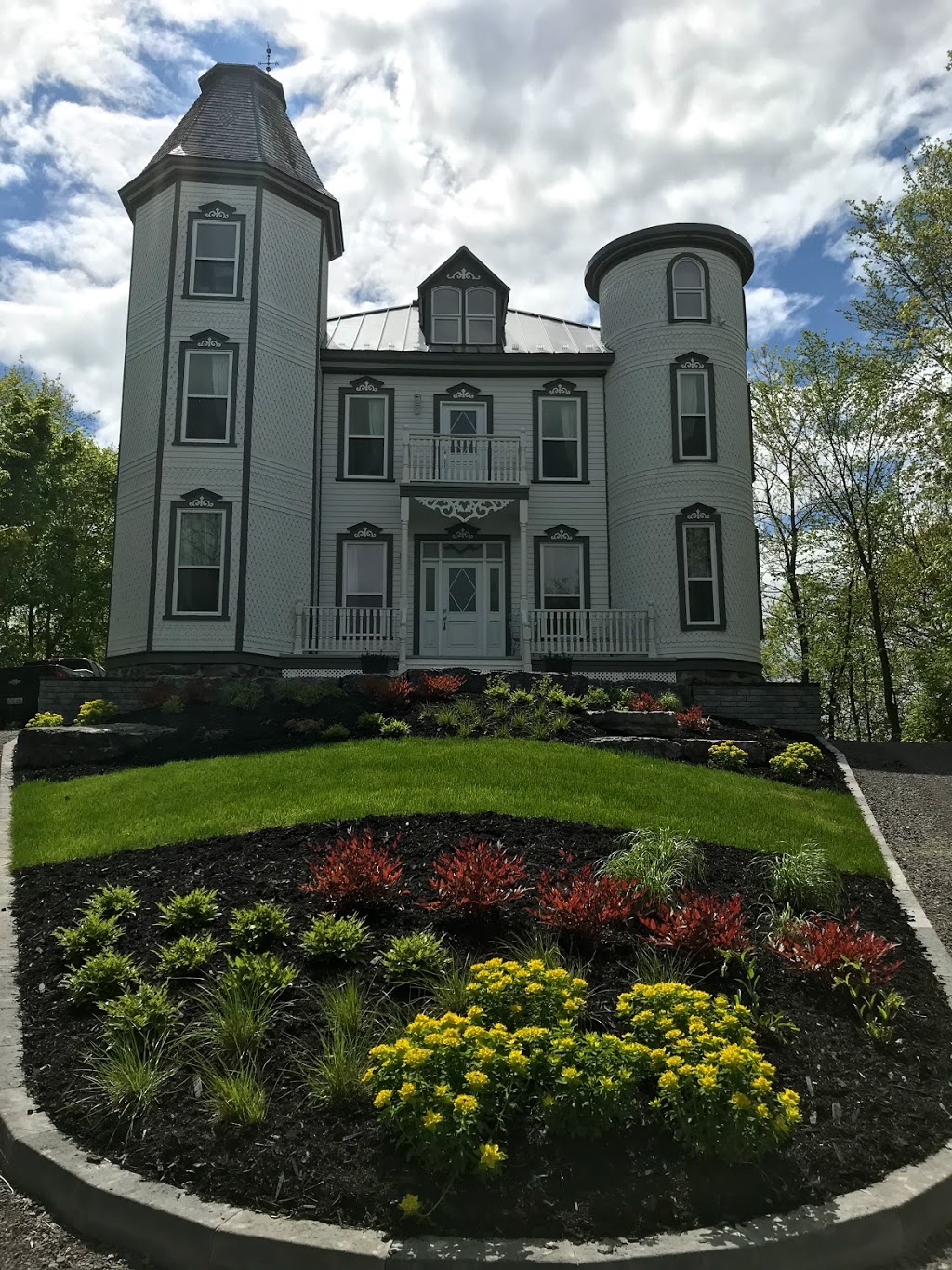 Le Château Saint-Georges | 3863 Rue Saint-Georges, Lévis, QC G6W 1G4, Canada | Phone: (581) 998-2819