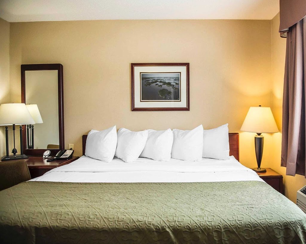 Quality Inn & Suites 1000 Islands | 650 King St E, Gananoque, ON K7G 1H3, Canada | Phone: (613) 382-1453