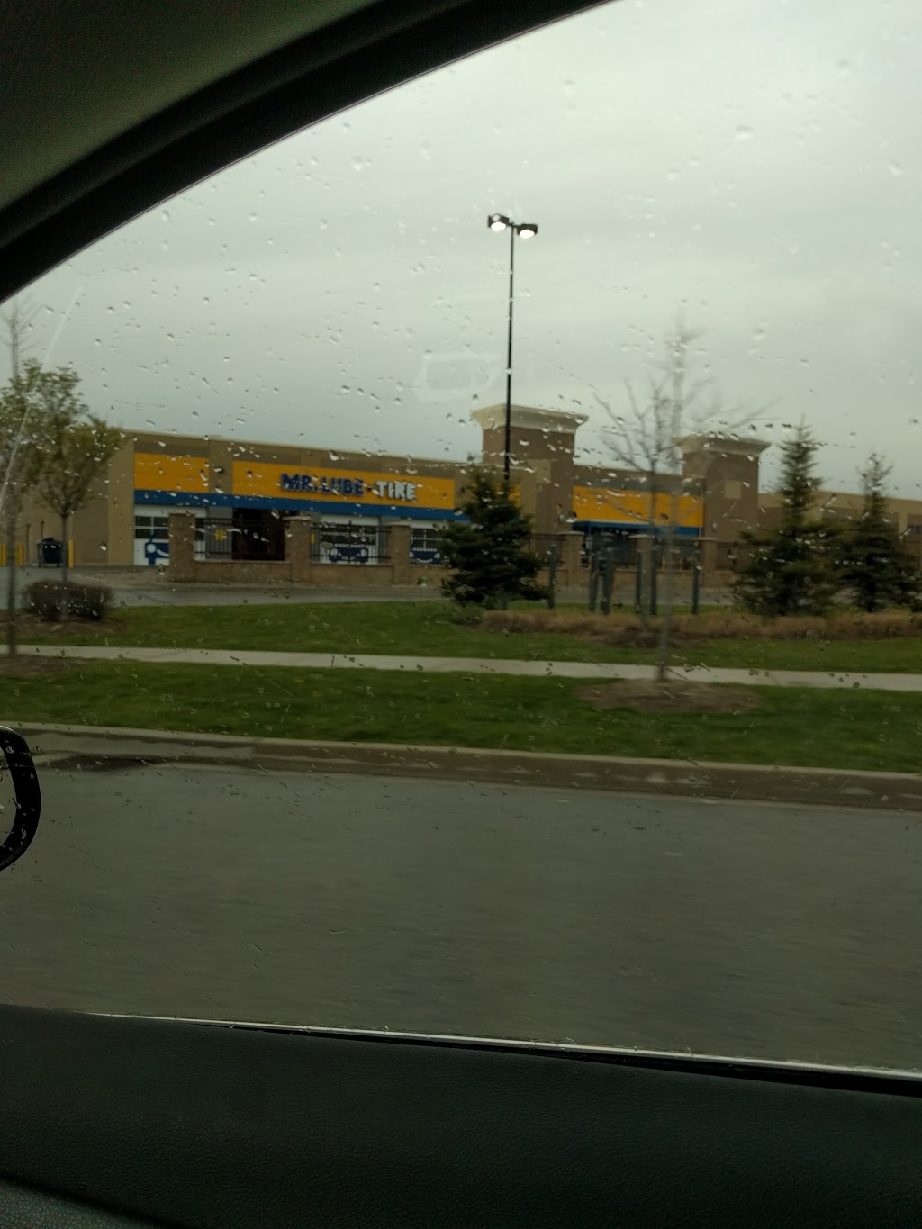 Mr. Lube in Walmart | 135 First Commerce Dr, Aurora, ON L4G 0G2, Canada | Phone: (905) 841-9888