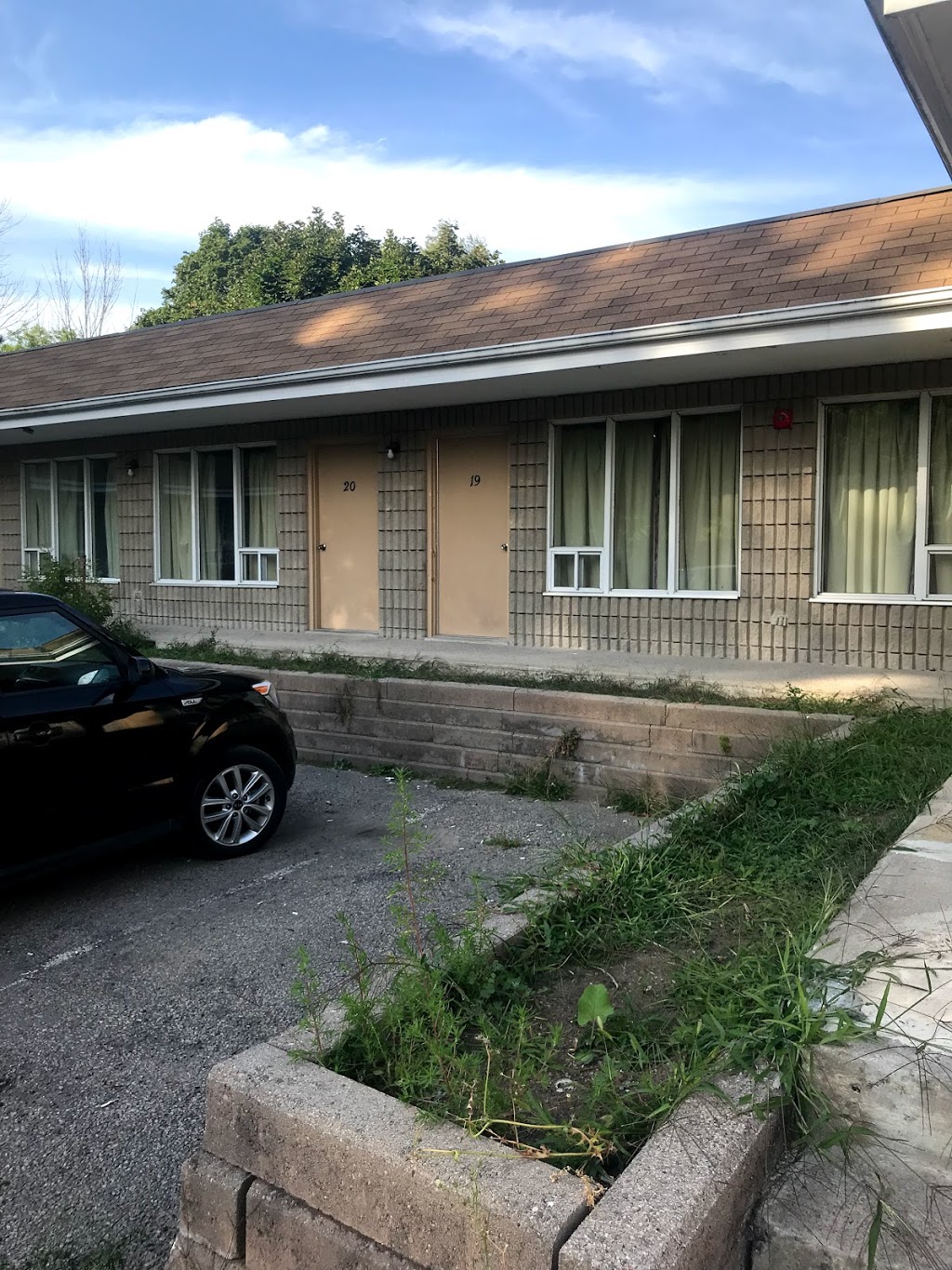 Clarkson Village Motel | 1815 Lakeshore Rd W, Mississauga, ON L5J 1J7, Canada | Phone: (905) 822-6110