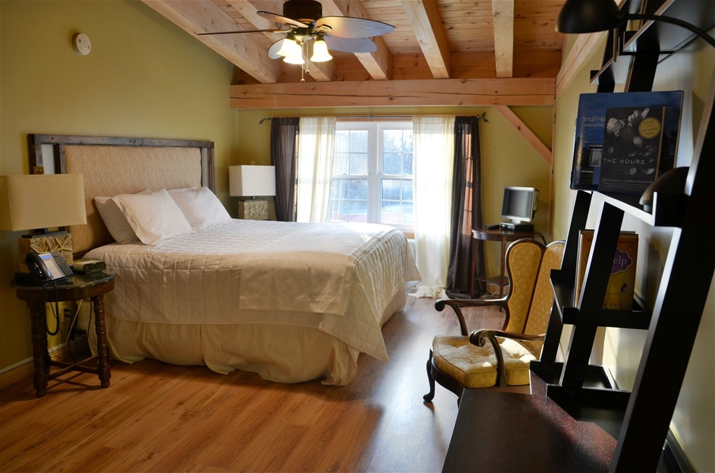 Timber House Resort | 116 Cedardale Rd, Brighton, ON K0K 1H0, Canada | Phone: (613) 475-3304