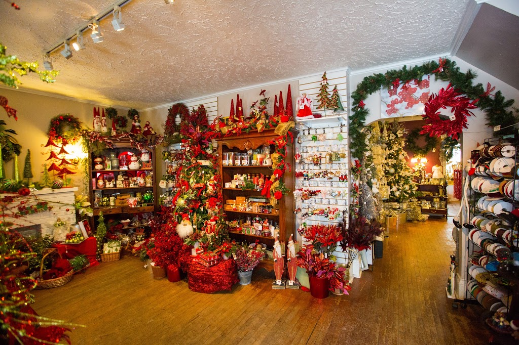 Coles Christmas Cottage | 141 Main St E, Grimsby, ON L3M 1P1, Canada | Phone: (905) 945-2219