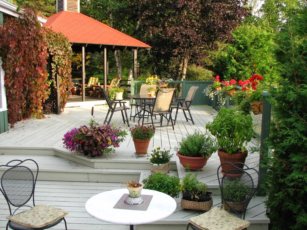 Au Jardin dOzanne | 2 Rue du Richelieu, Baie-Saint-Paul, QC G3Z 2G7, Canada | Phone: (418) 435-0312