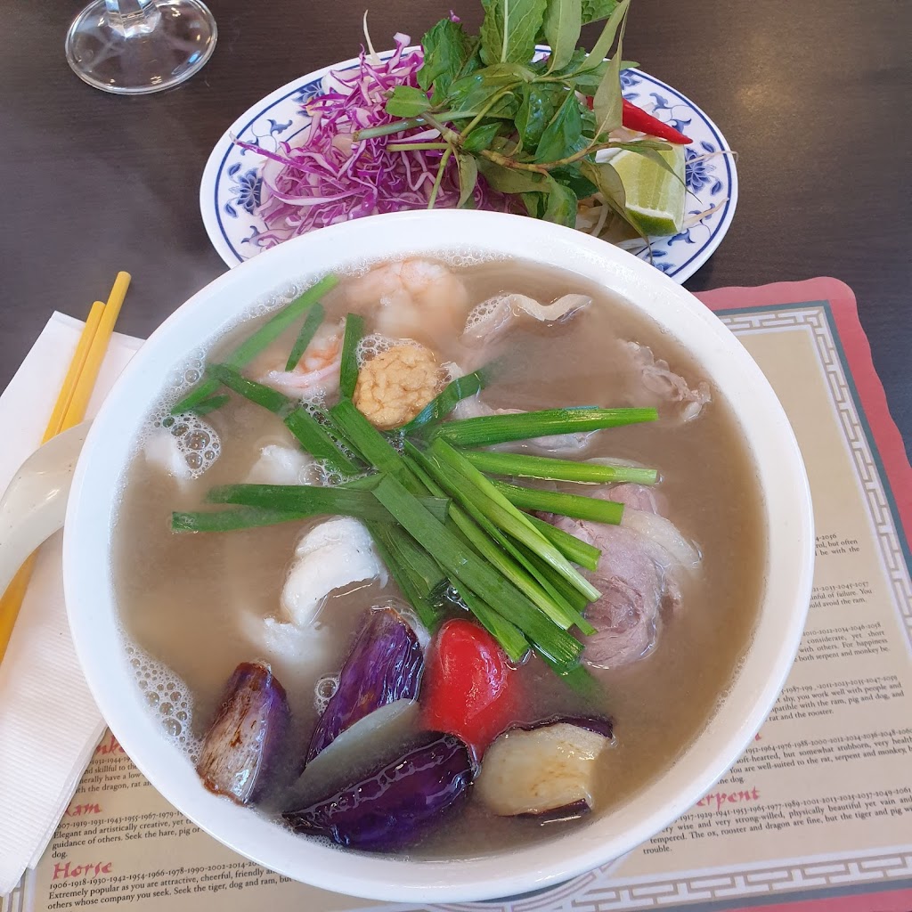 Pho Que Huong | 678 Ellice Ave, Winnipeg, MB R3G 0A9, Canada | Phone: (204) 691-5105