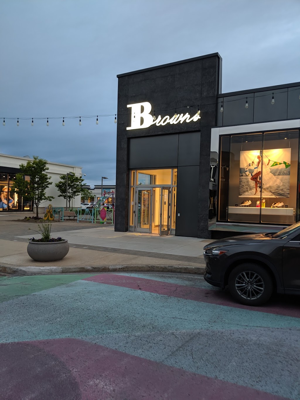 Browns | 9325 Boulevard Leduc, Avenue des Lumières, Brossard, QC J4Y 0A5, Canada | Phone: (450) 462-7717