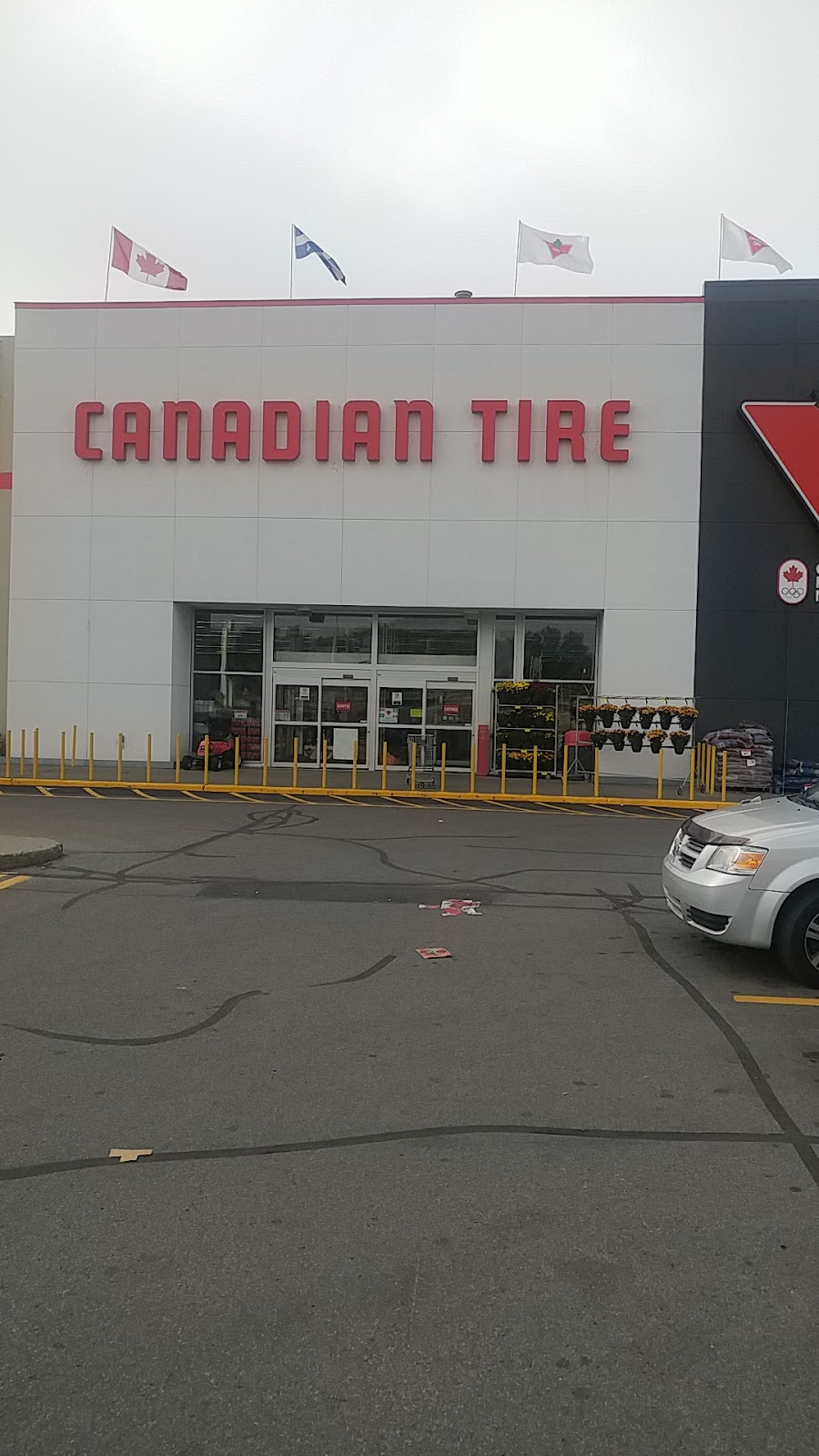 Canadian Tire | 101 Boulevard Cardinal Léger, Pincourt, QC J7W 3Y3, Canada | Phone: (514) 453-4211