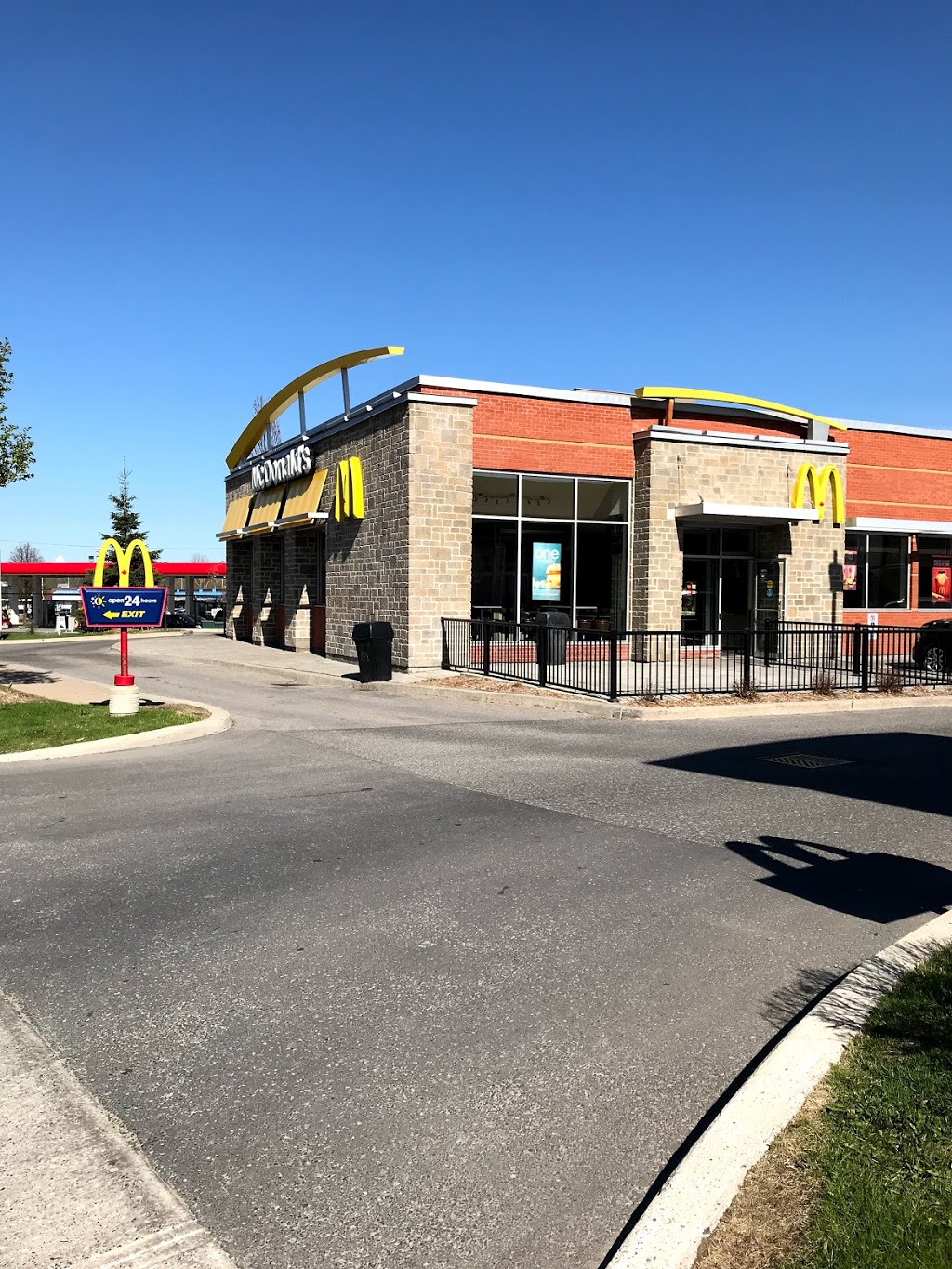 McDonalds | 2170 Montreal Rd, Ottawa, ON K1J 1G4, Canada | Phone: (613) 741-8578