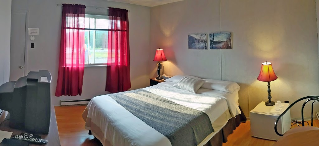 Motel le Danube Charlevoix | 41 QC-138, Saint-Aimé-des-Lacs, QC G0T 1S0, Canada | Phone: (418) 439-1818