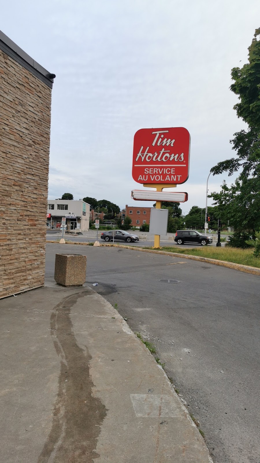 Tim Hortons | 400 Blvd. Marcel-Laurin, Saint-Laurent, QC H4M 2L4, Canada | Phone: (514) 744-2651