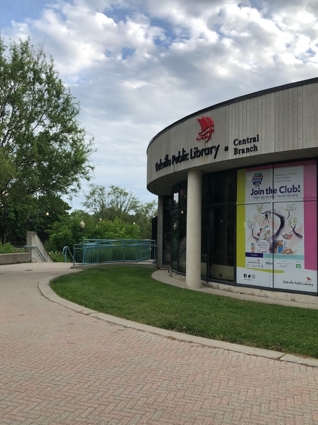 Oakville Public Library - Central Branch | 120 Navy St, Oakville, ON L6J 2Z4, Canada | Phone: (905) 815-2042