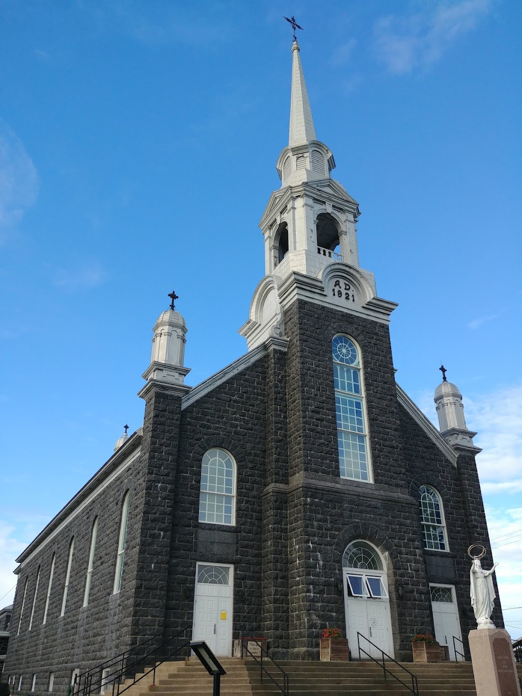 St. Heart of Mary Catholic Church | 5752 Avenue du Pont N, Alma, QC G0W 1L0, Canada | Phone: (418) 347-3051