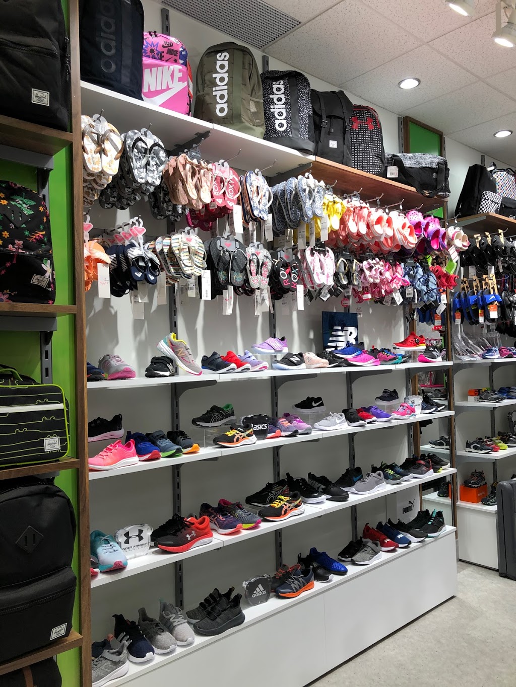 Chaussures Panda (Boucherville) | LES PROMENADES MONTARVILLE, 1001 Boulevard de Montarville, Boucherville, QC J4B 6P5, Canada | Phone: (450) 655-6435