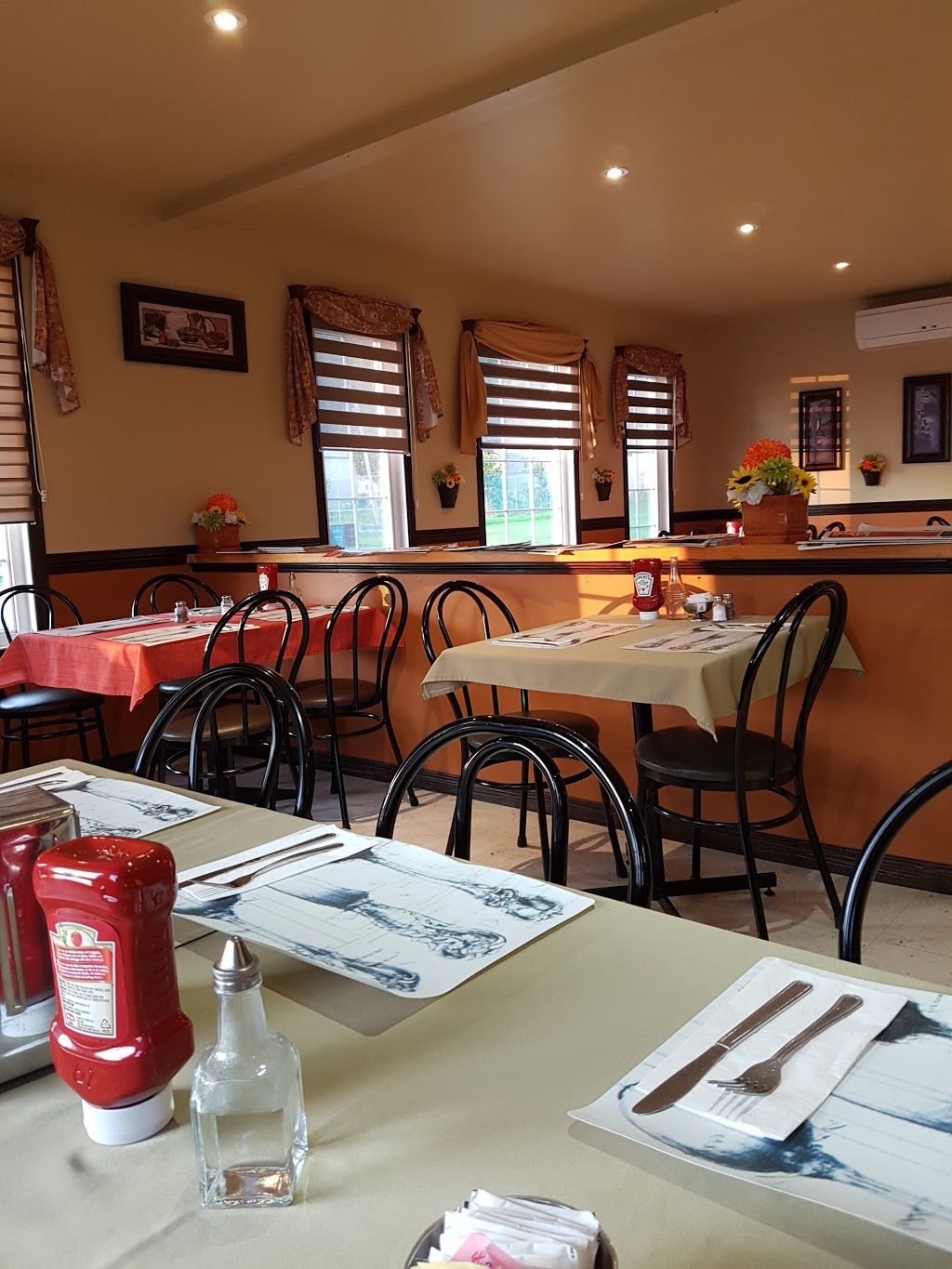 Resto au coin | 1418 QC-309, Notre-Dame-de-la-Salette, QC J0X 2L0, Canada | Phone: (819) 766-2656