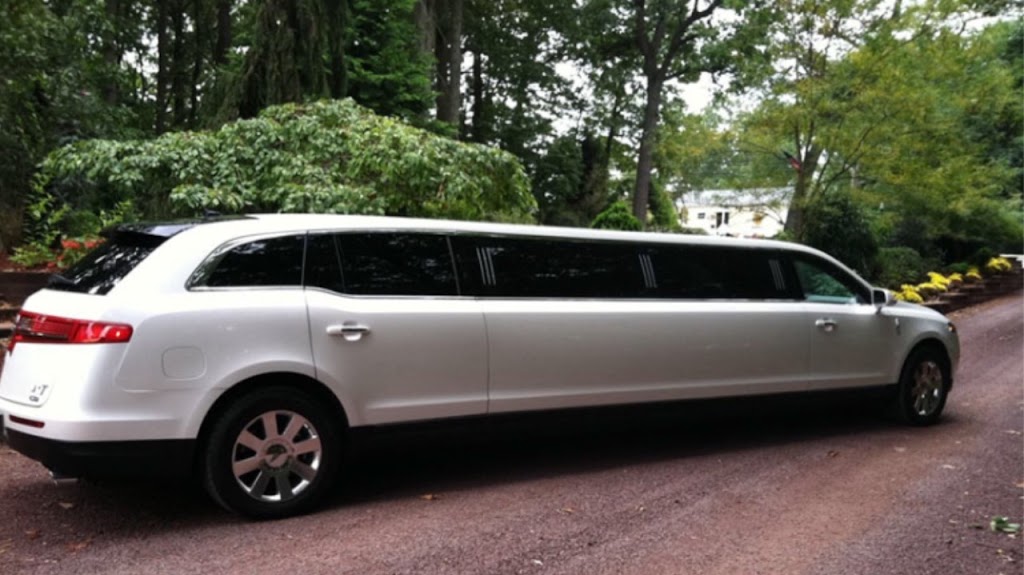 Black Tie Executive Limo Newmarket | 259 Edward St, Newmarket, ON L3Y 4P2, Canada | Phone: (905) 853-5936