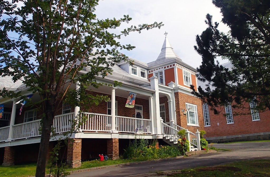 Presbytère catholique Saint-David-de-Sully | 466 Rue des Etudiants, Pohénégamook, QC G0L 1J0, Canada | Phone: (418) 893-2510