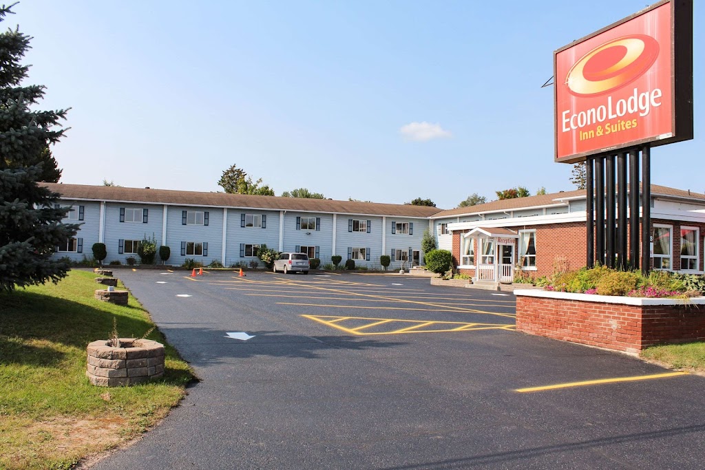 Econo Lodge Inn & Suites | 1218 Pembroke St E, Pembroke, ON K8A 7R9, Canada | Phone: (613) 732-4222