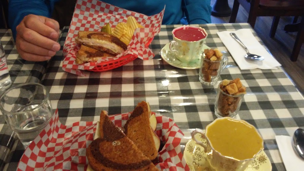 The Grilled Cheese Hideaway | 33 King St E, Bobcaygeon, ON K0M 1A0, Canada | Phone: (705) 821-2137