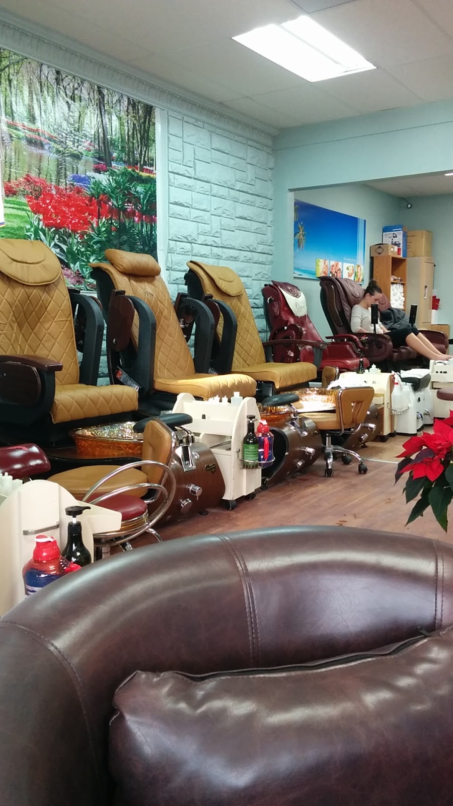 Omega Nail Salon & Spa | 24 Olive St, Grimsby, ON L3M 2B6, Canada | Phone: (905) 945-2828