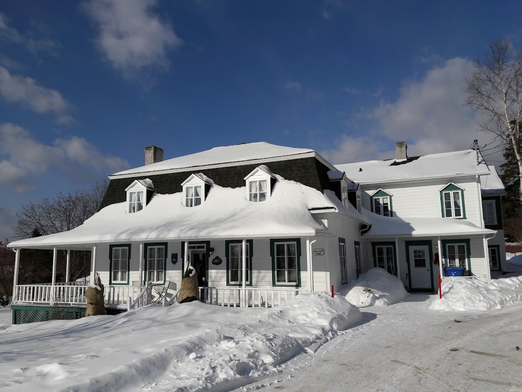 Auberge La Mansarde | 187 Rue St Raphaël, La Malbaie, QC G5A 2N6, Canada | Phone: (888) 577-2750