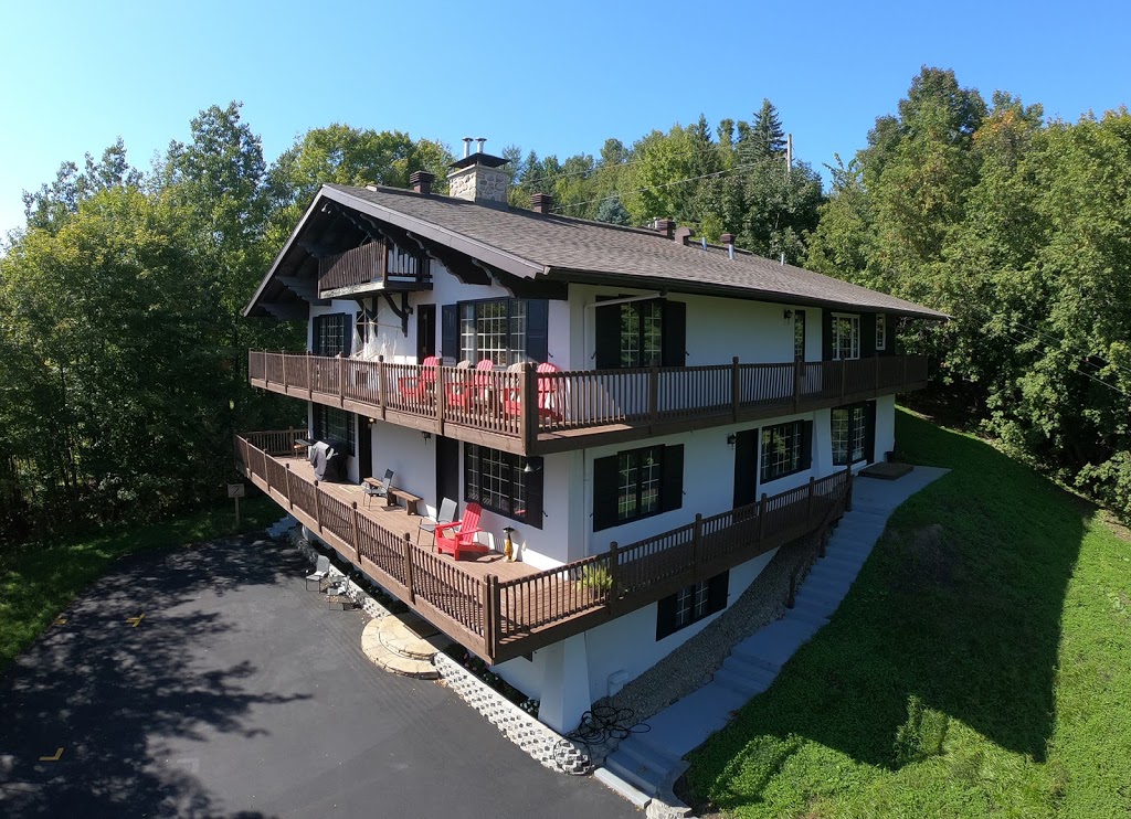 Le Chalet des Laurentides | 210 Rue de la Grande Corniche, Sainte-Adèle, QC J8B 2R8, Canada | Phone: (514) 797-9507