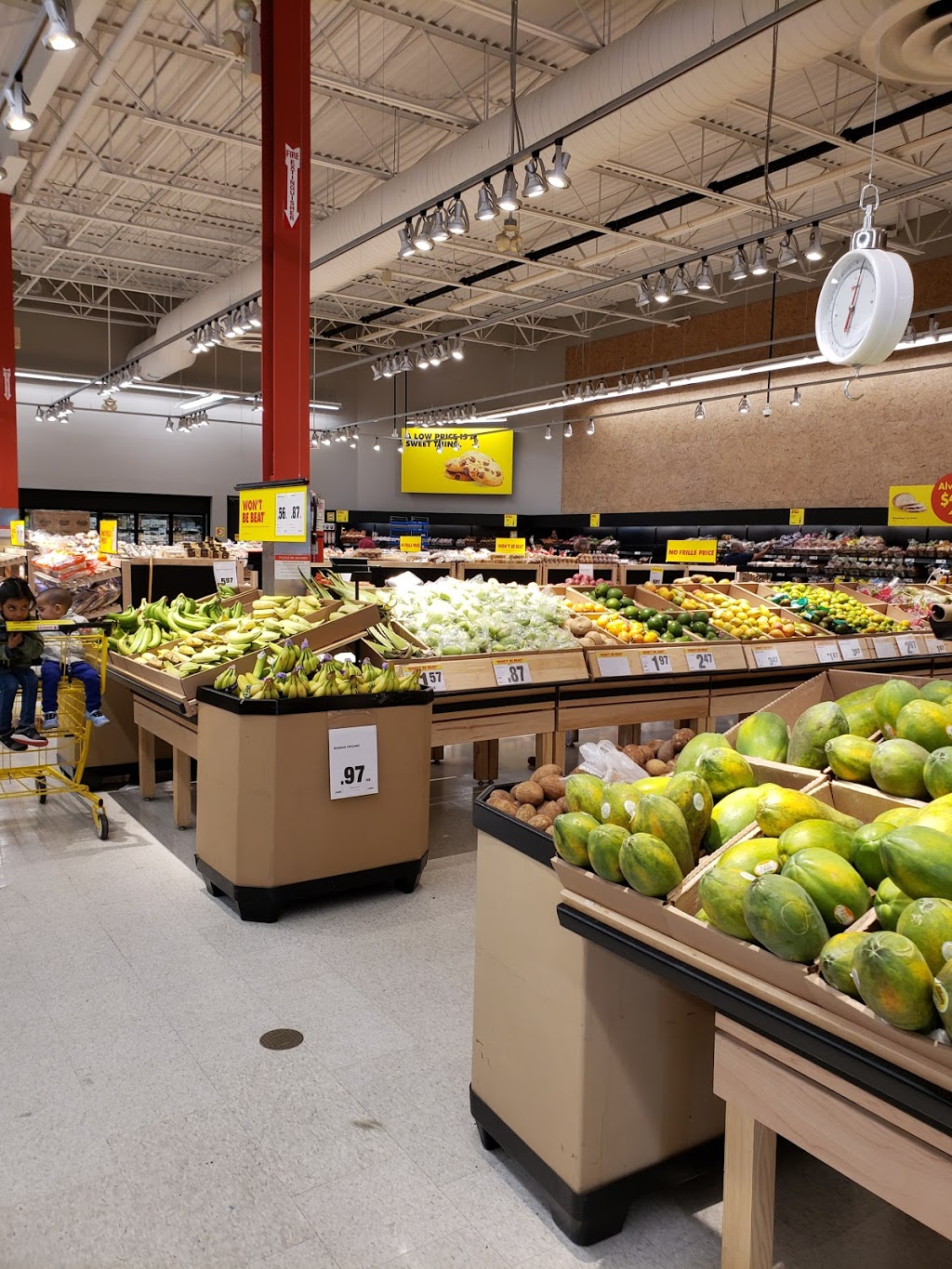 Daniels No Frills | 620 Eglinton Ave W, Mississauga, ON L5R 3V2, Canada | Phone: (866) 987-6453