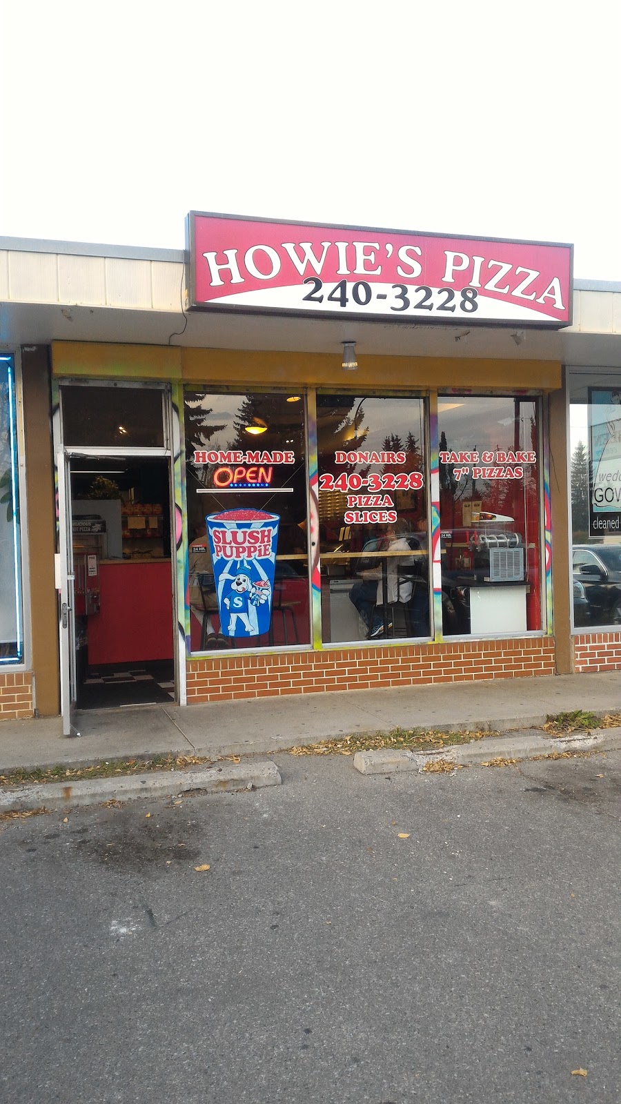 Howies Pizza | 4704 26 Ave SW, Calgary, AB T3E 0R2, Canada | Phone: (403) 240-3228