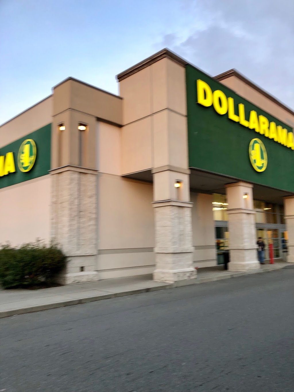 Dollarama | 9751 Bridgeport Rd, Richmond, BC V6X 1S3, Canada | Phone: (604) 233-1045