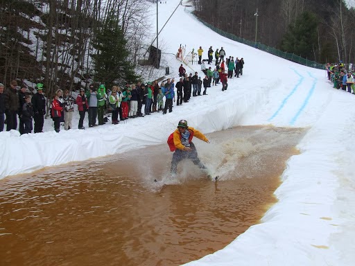 Hidden Valley Highlands Ski Area and Muskoka Ski Club | 1655 Hidden Valley Rd, Huntsville, ON P1H 1A4, Canada | Phone: (705) 789-1773