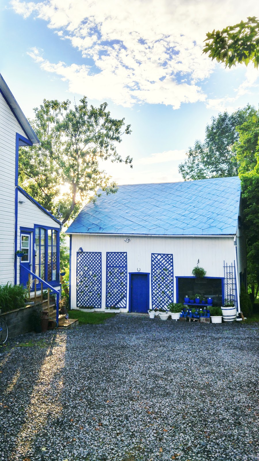 Gîte au Toit Bleu | 2461 Chemin Royal, Sainte-Famille, QC G0A 3P0, Canada | Phone: (418) 829-1078